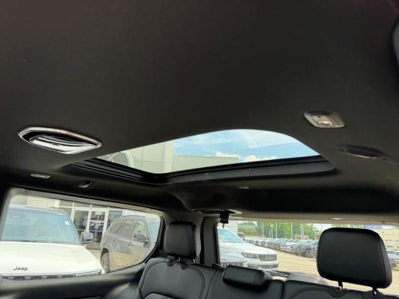Jeep Grand Wagoneer Vehicle Full-screen Gallery Image 11