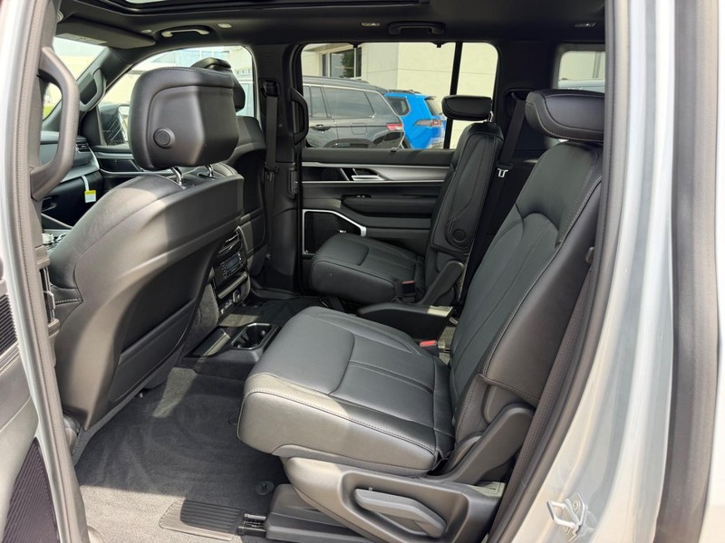 Jeep Grand Wagoneer Vehicle Full-screen Gallery Image 12