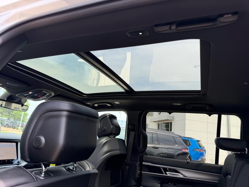 Jeep Grand Wagoneer Vehicle Full-screen Gallery Image 13