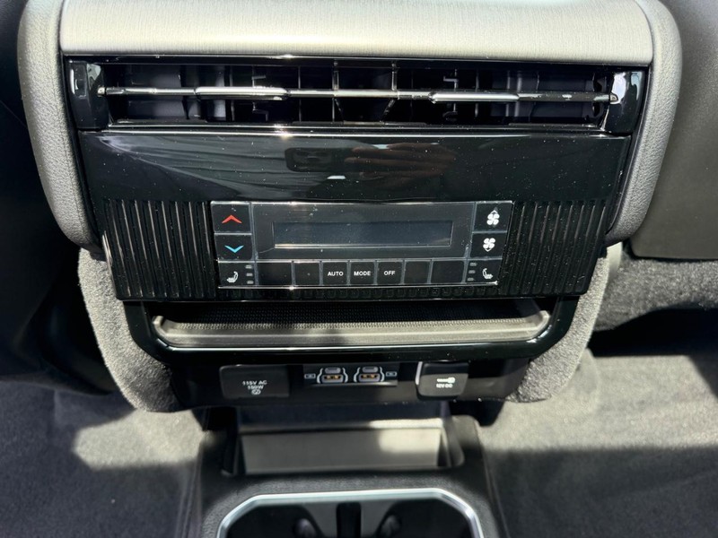 Jeep Grand Wagoneer Vehicle Full-screen Gallery Image 14