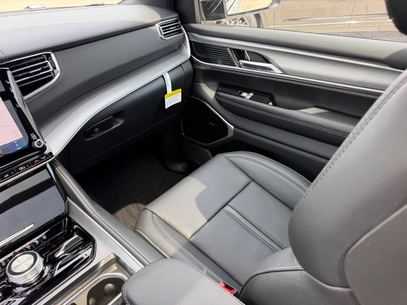 Jeep Grand Wagoneer Vehicle Full-screen Gallery Image 22