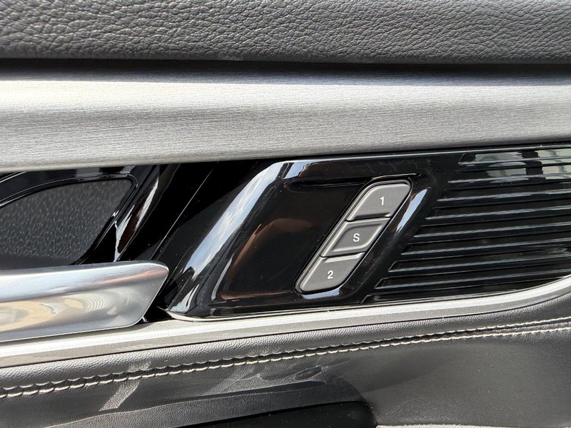 Jeep Grand Wagoneer Vehicle Full-screen Gallery Image 24
