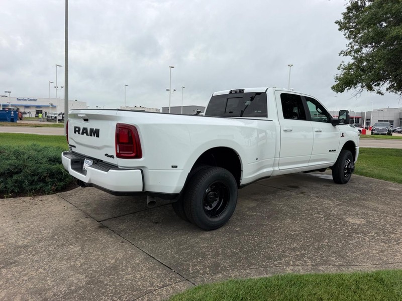 Ram 3500 Vehicle Full-screen Gallery Image 4