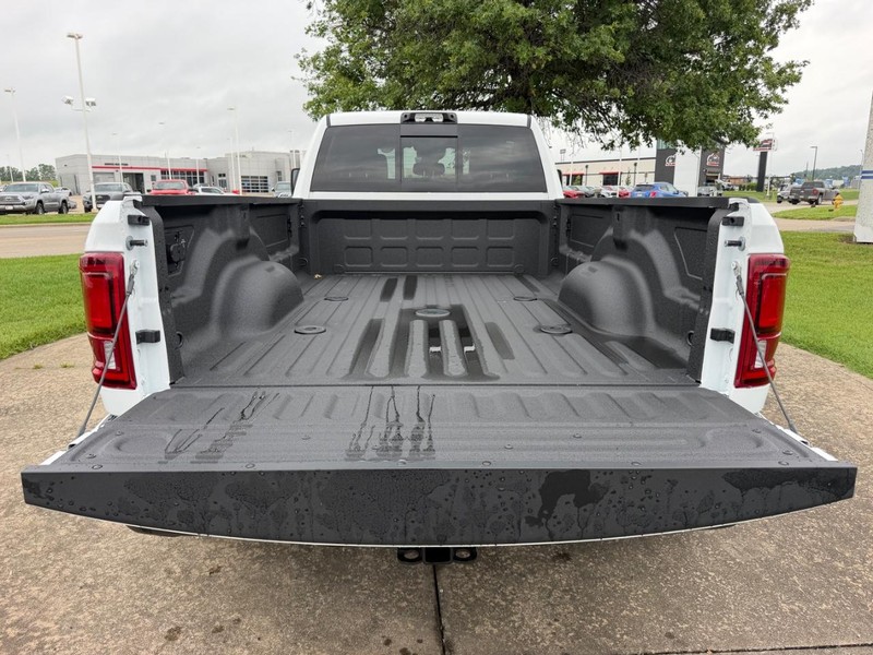 Ram 3500 Vehicle Full-screen Gallery Image 6