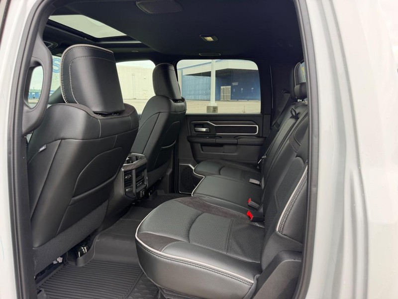 Ram 3500 Vehicle Full-screen Gallery Image 8