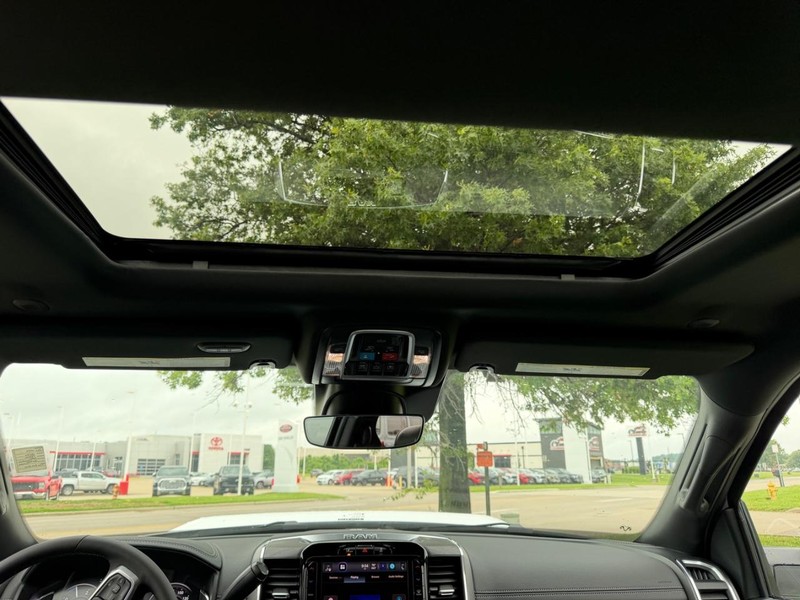 Ram 3500 Vehicle Full-screen Gallery Image 9