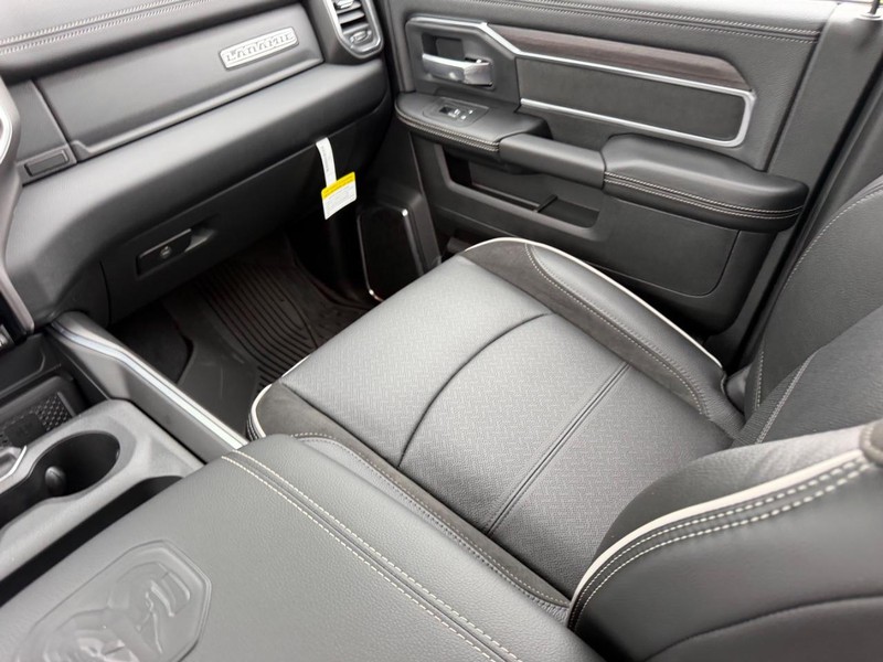 Ram 3500 Vehicle Full-screen Gallery Image 17