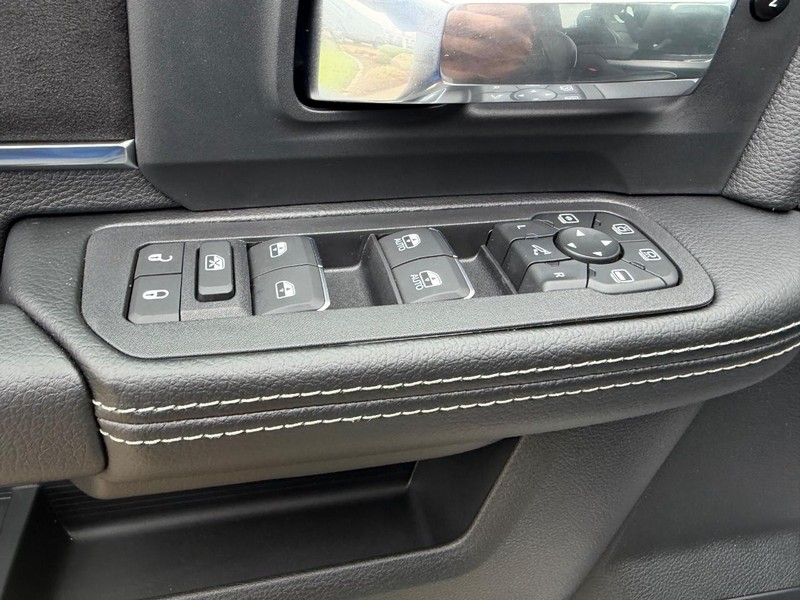 Ram 3500 Vehicle Full-screen Gallery Image 18