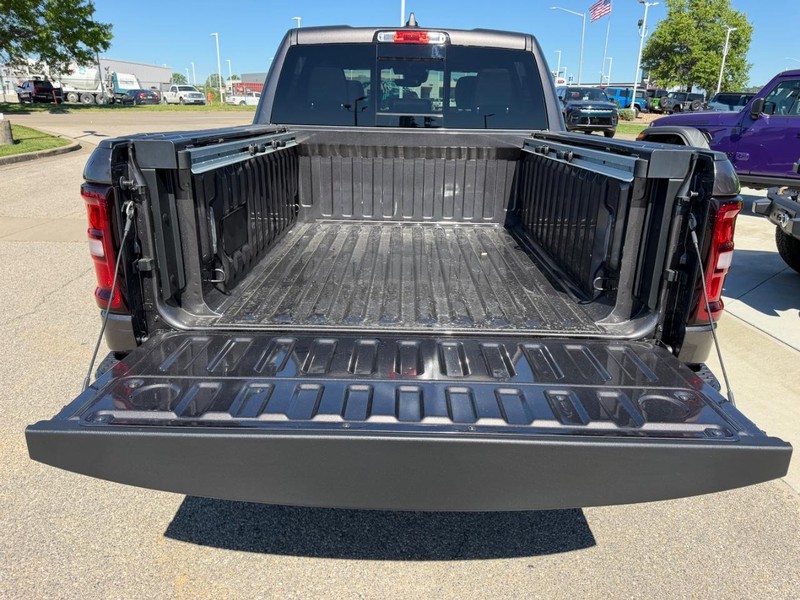 Ram 1500 Vehicle Full-screen Gallery Image 6