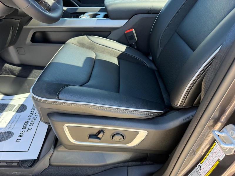 Ram 1500 Vehicle Full-screen Gallery Image 22
