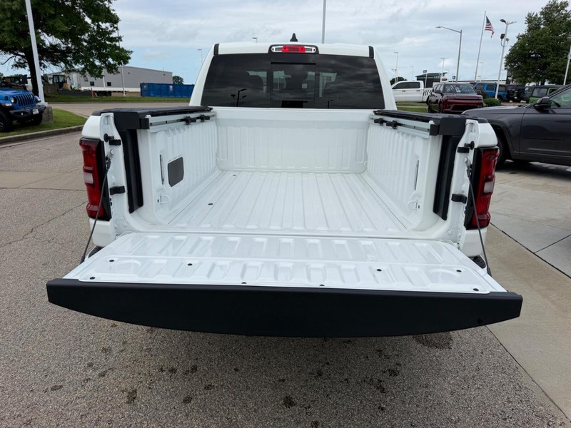Ram 1500 Vehicle Full-screen Gallery Image 6