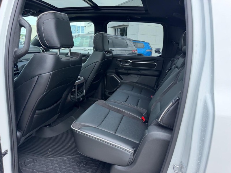 Ram 1500 Vehicle Full-screen Gallery Image 8
