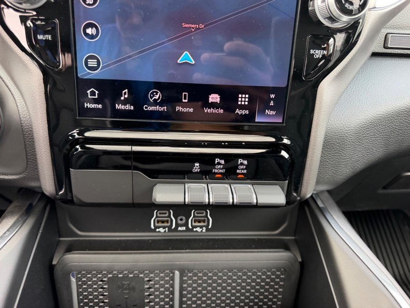 Ram 1500 Vehicle Full-screen Gallery Image 17