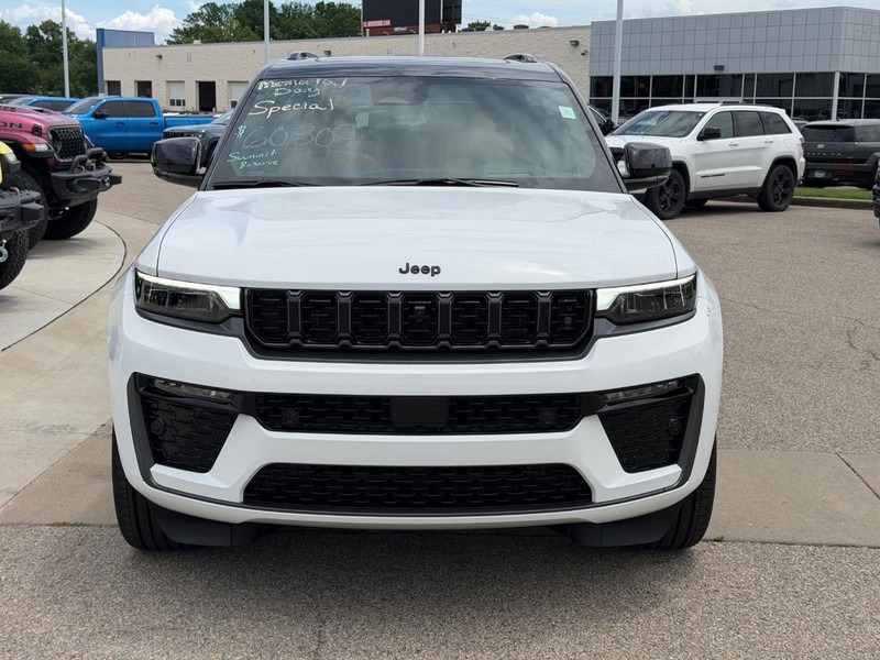 Jeep Grand Cherokee L Vehicle Full-screen Gallery Image 2