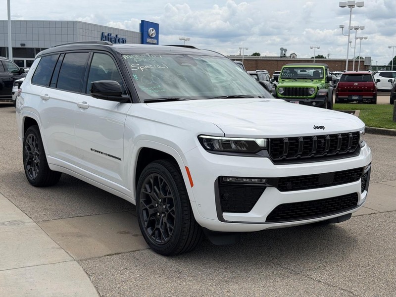 Jeep Grand Cherokee L Vehicle Full-screen Gallery Image 3