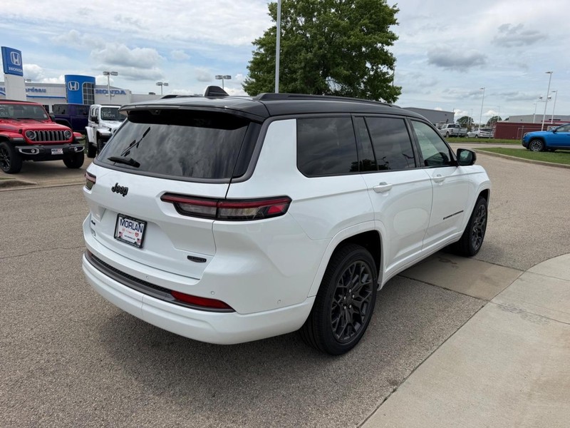 Jeep Grand Cherokee L Vehicle Full-screen Gallery Image 4