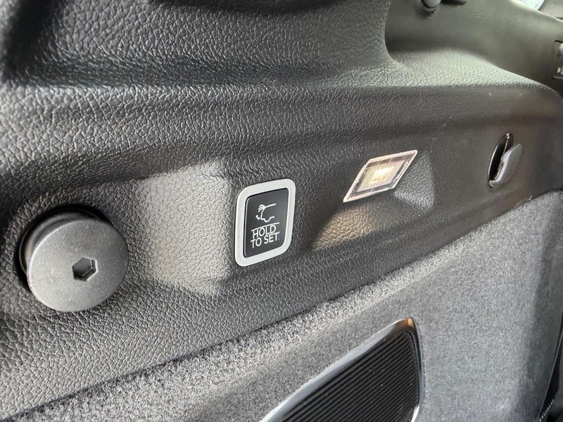 Jeep Grand Cherokee L Vehicle Full-screen Gallery Image 6