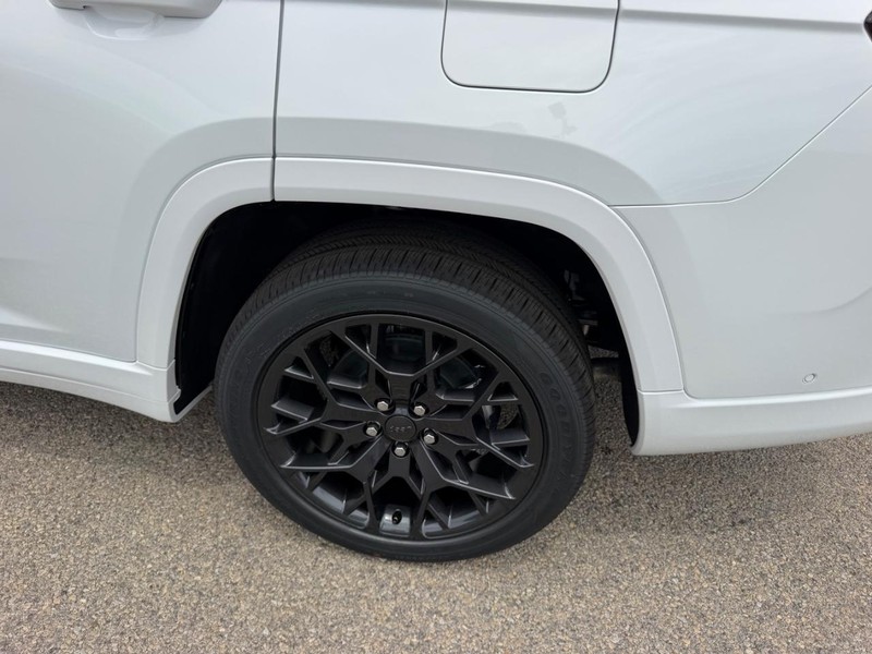 Jeep Grand Cherokee L Vehicle Full-screen Gallery Image 8
