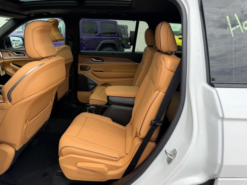 Jeep Grand Cherokee L Vehicle Full-screen Gallery Image 10