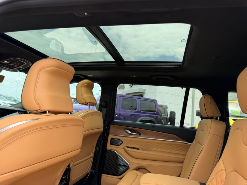 Jeep Grand Cherokee L Vehicle Full-screen Gallery Image 11
