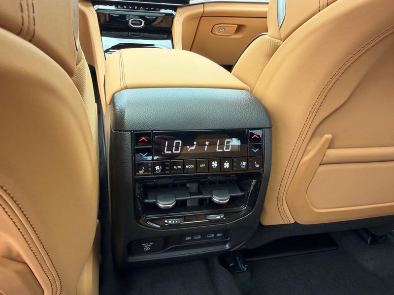 Jeep Grand Cherokee L Vehicle Full-screen Gallery Image 12