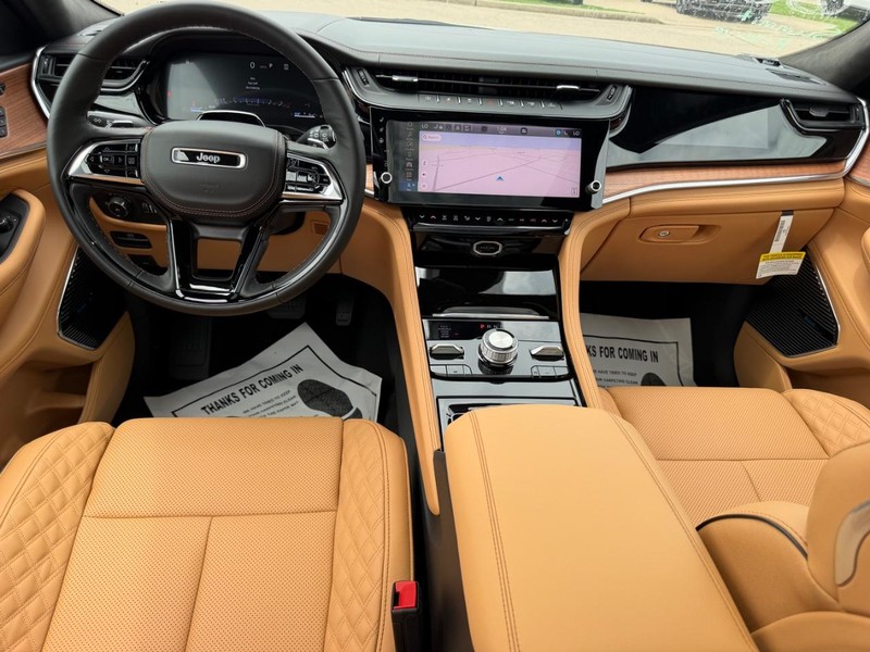 Jeep Grand Cherokee L Vehicle Full-screen Gallery Image 13