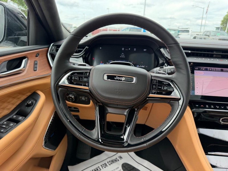 Jeep Grand Cherokee L Vehicle Full-screen Gallery Image 14