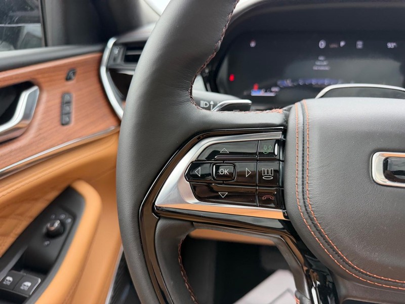 Jeep Grand Cherokee L Vehicle Full-screen Gallery Image 15