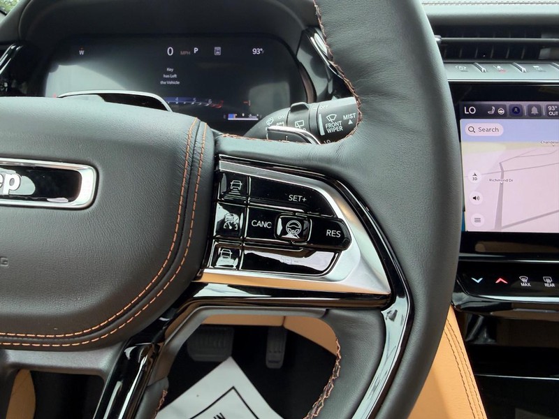 Jeep Grand Cherokee L Vehicle Full-screen Gallery Image 16