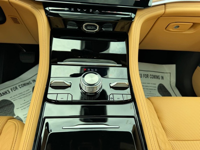 Jeep Grand Cherokee L Vehicle Full-screen Gallery Image 19