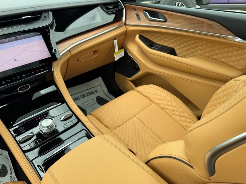 Jeep Grand Cherokee L Vehicle Full-screen Gallery Image 20