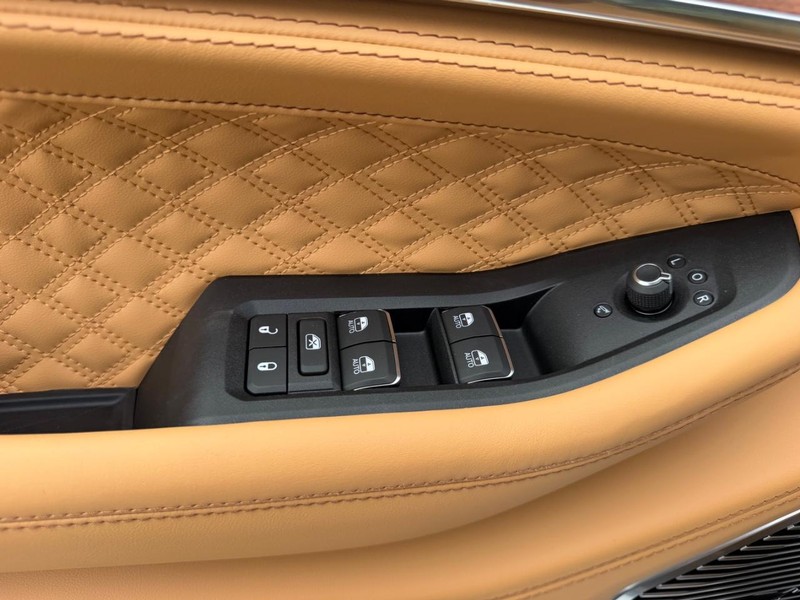 Jeep Grand Cherokee L Vehicle Full-screen Gallery Image 21