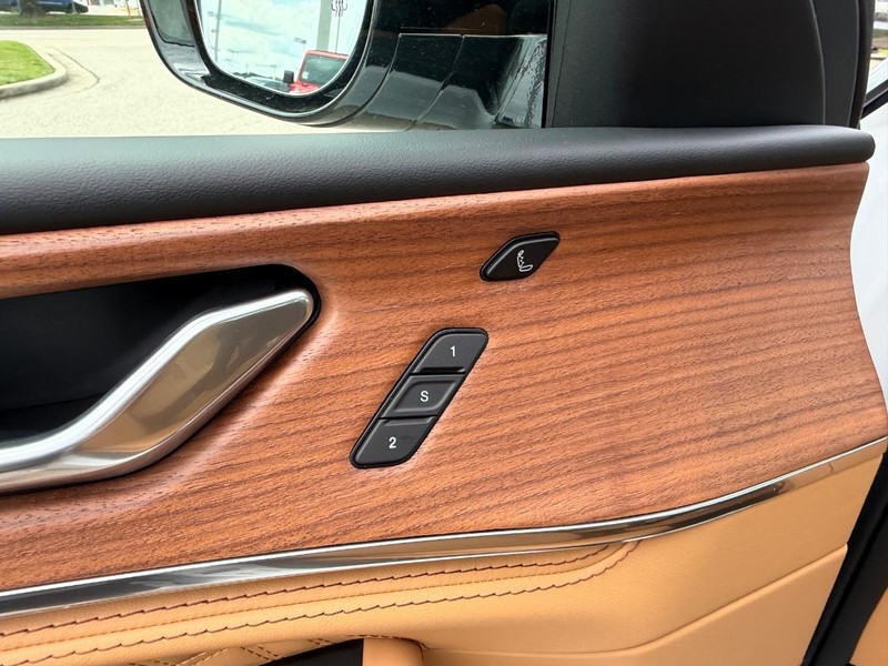 Jeep Grand Cherokee L Vehicle Full-screen Gallery Image 22