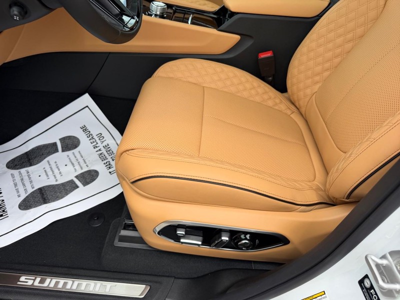 Jeep Grand Cherokee L Vehicle Full-screen Gallery Image 23