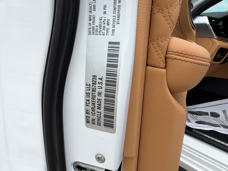 Jeep Grand Cherokee L Vehicle Full-screen Gallery Image 26