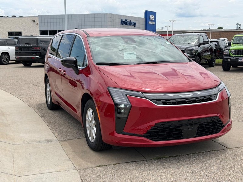Chrysler Pacifica Vehicle Full-screen Gallery Image 3