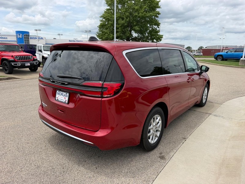 Chrysler Pacifica Vehicle Full-screen Gallery Image 4
