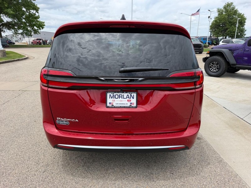 Chrysler Pacifica Vehicle Full-screen Gallery Image 5