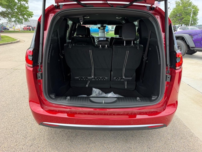 Chrysler Pacifica Vehicle Full-screen Gallery Image 6