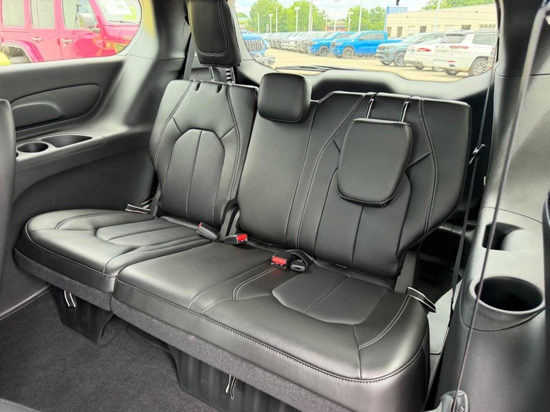 Chrysler Pacifica Vehicle Full-screen Gallery Image 9