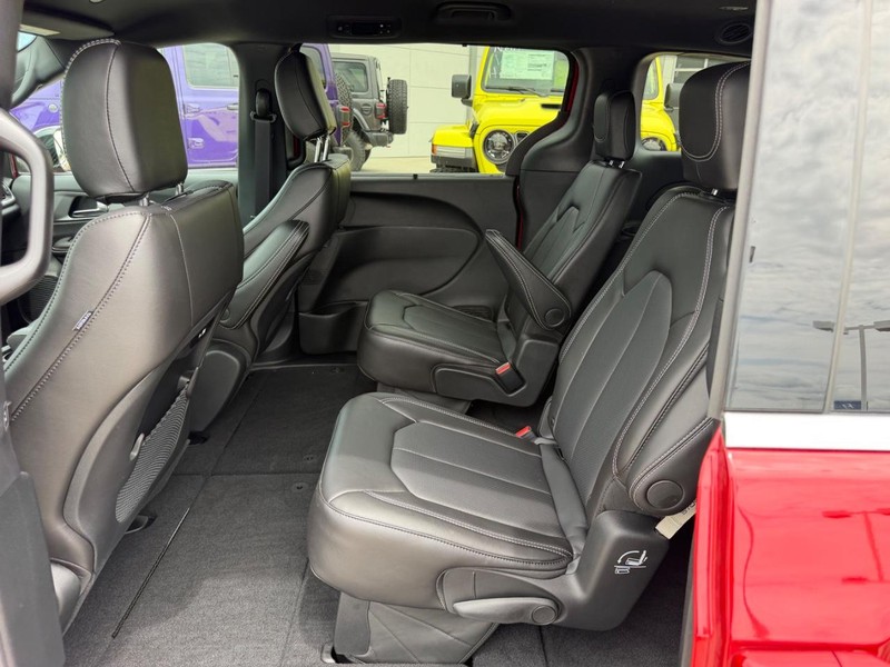 Chrysler Pacifica Vehicle Full-screen Gallery Image 10