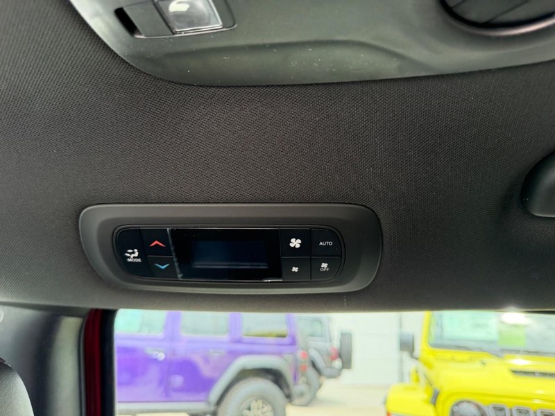 Chrysler Pacifica Vehicle Full-screen Gallery Image 11