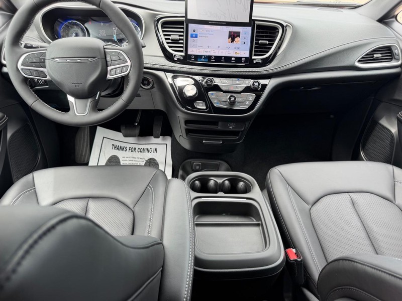 Chrysler Pacifica Vehicle Full-screen Gallery Image 12