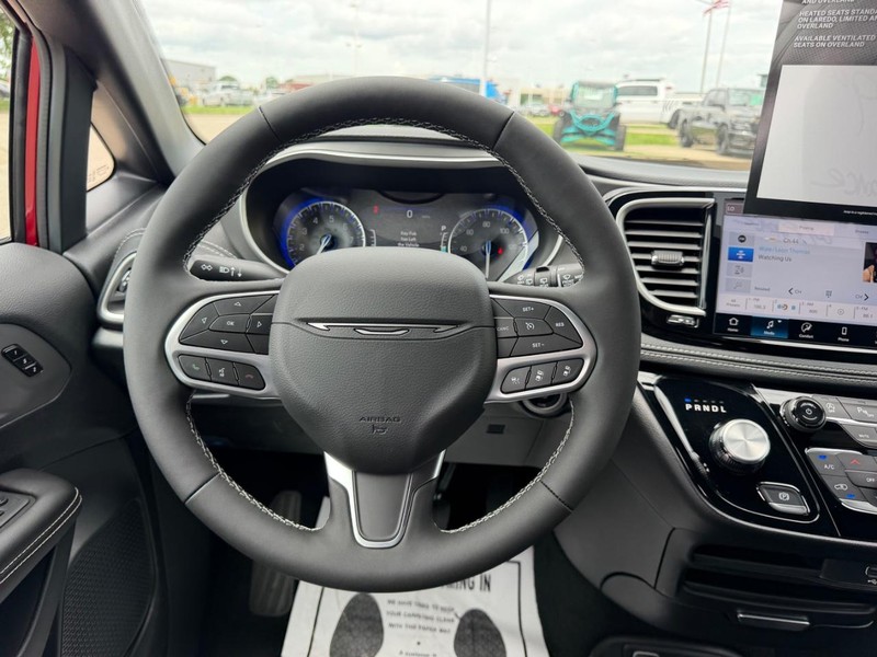 Chrysler Pacifica Vehicle Full-screen Gallery Image 13