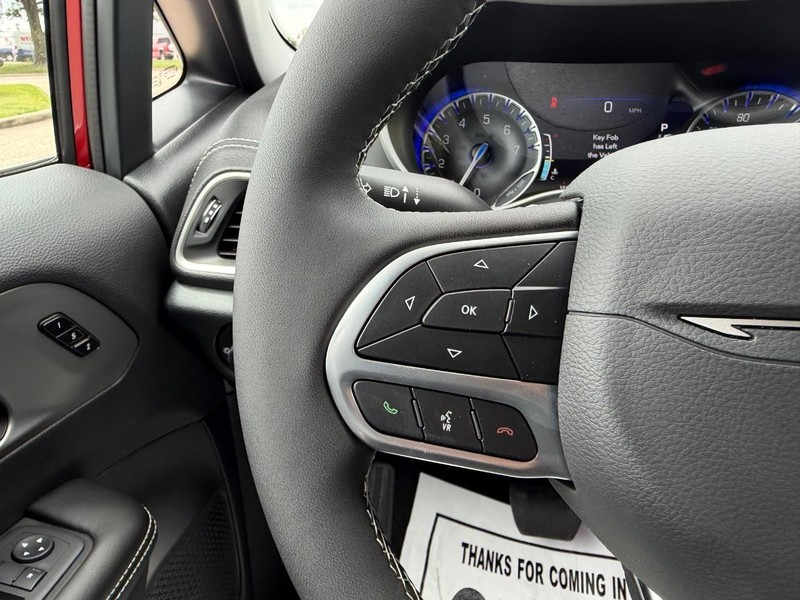 Chrysler Pacifica Vehicle Full-screen Gallery Image 14