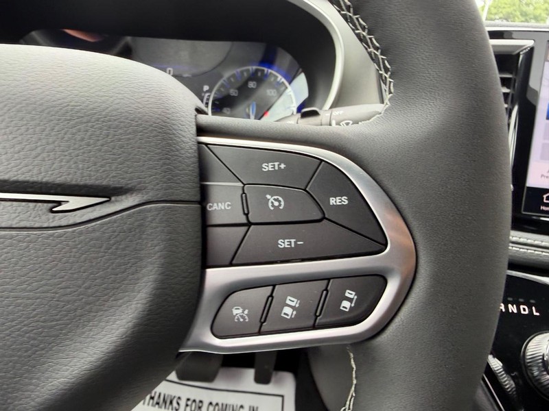 Chrysler Pacifica Vehicle Full-screen Gallery Image 15