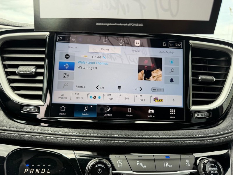 Chrysler Pacifica Vehicle Full-screen Gallery Image 16