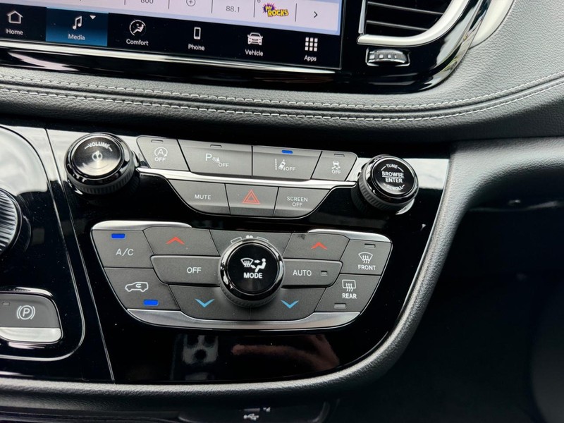Chrysler Pacifica Vehicle Full-screen Gallery Image 17