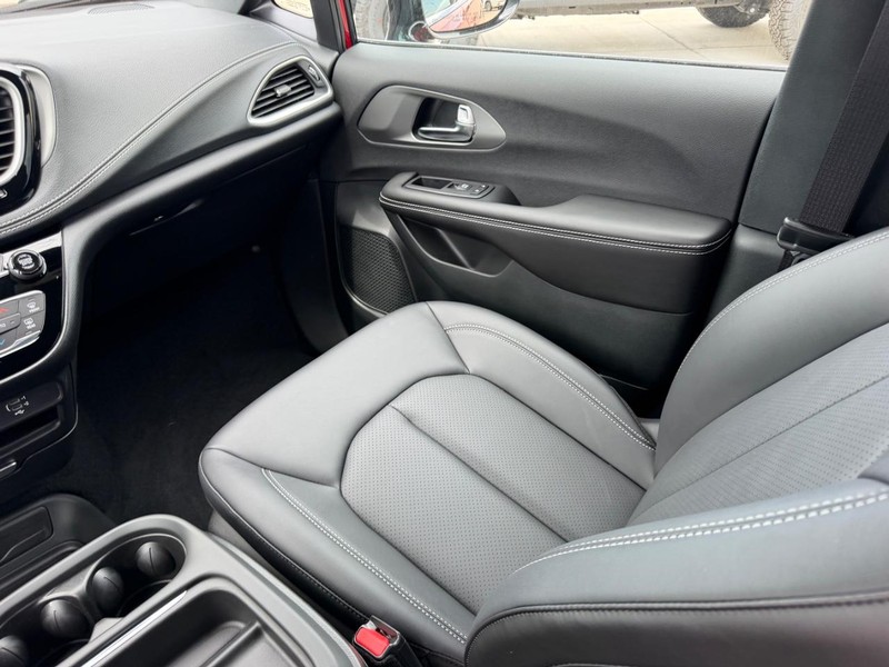 Chrysler Pacifica Vehicle Full-screen Gallery Image 19