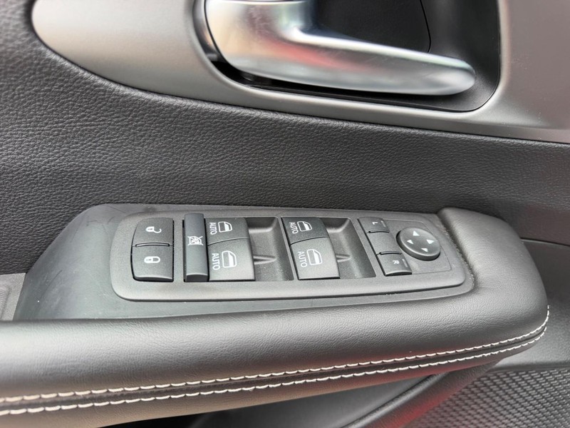Chrysler Pacifica Vehicle Full-screen Gallery Image 20